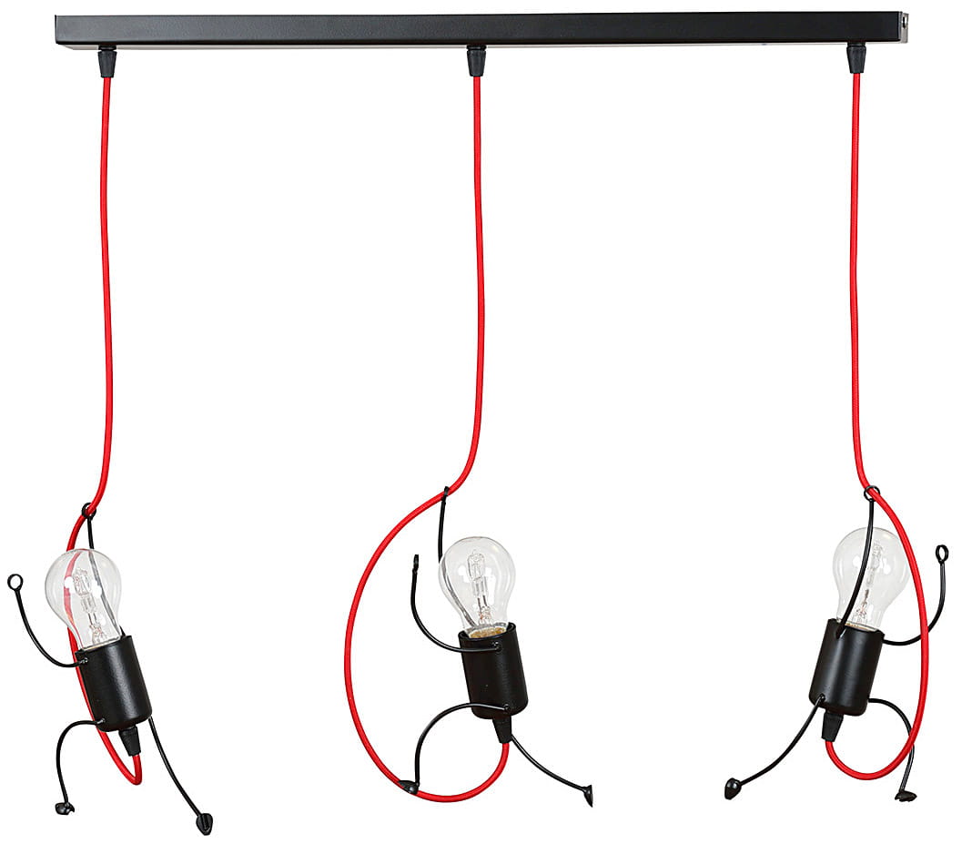 Czarna lampa wisząca 3-punktowa Bobi z trzema żarówkami, zawieszona na czerwonych kablach. Lampy mają metalowe oprawy w kształcie postaci z ruchomymi kończynami, zamocowane na prostokątnej, czarnej podstawie.