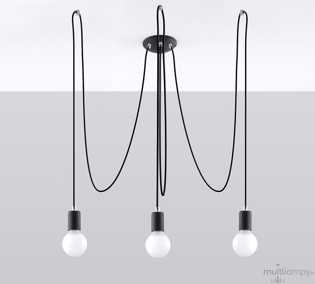 Lampa wisząca Edison 3-punktowa SL.0370 z trzema białymi żarówkami na czarnych przewodach, zawieszona na okrągłej podstawie. Przewody opadają w elegancki sposób, tworząc nowoczesny design. Tło jasnoszare, proste, podkreślające produkt.