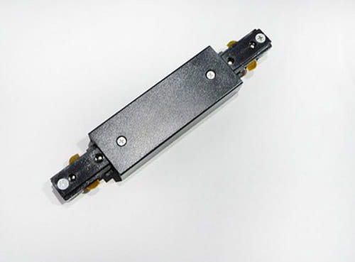 Złącze liniowe zasilające Track Orlicki w kolorze czarnym, wykonane z metalu, prostokątne, z widocznymi śrubami mocującymi oraz elementami do montażu. Produkt leżący na jednolitym tle, z wyraźnym detalem konstrukcyjnym.