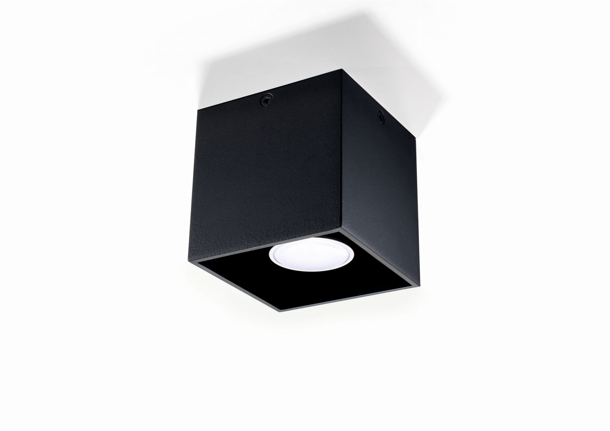 Czarna lampa sufitowa 1-punktowa Quad z kwadratowym korpusem. Ujęcie z dołu, ukazujące wnętrze lampy z białym źródłem światła. Gładka, matowa powierzchnia, prosty design, zamontowana na suficie.