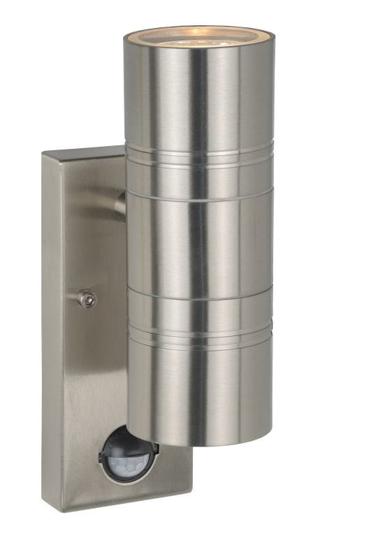 Kinkiet elewacyjny Arne w kolorze satynowym, 2-punktowy z czujnikiem ruchu. Cylindryczna lampa zamontowana na prostokątnej podstawie. Widoczny czujnik ruchu na dole. Produkt stojący, w pozycji pionowej.