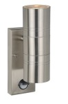 Kinkiet elewacyjny Arne w kolorze satynowym, 2-punktowy z czujnikiem ruchu. Cylindryczna lampa zamontowana na prostokątnej podstawie. Widoczny czujnik ruchu na dole. Produkt stojący, w pozycji pionowej.