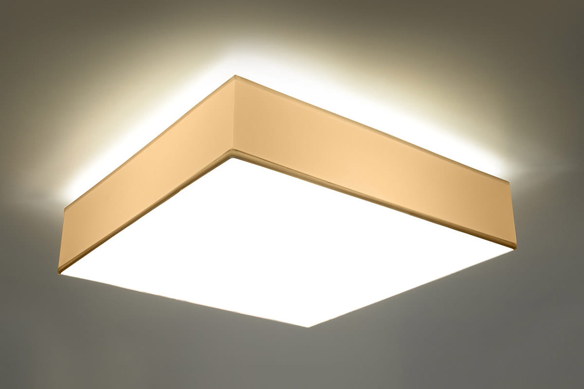 Biała lampa sufitowa Horus 45, 3-punktowa, o kwadratowym kształcie z gładką, matową powierzchnią. Zawieszona na suficie, emituje miękkie światło, z delikatnym podświetleniem krawędzi. Idealna do nowoczesnych wnętrz.