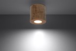 Lampa sufitowa Orbis Drewno 1-punktowa SL.0492 w kształcie cylindrycznym, wykonana z jasnego drewna. Ujęcie z dołu, pokazujące źródło światła w środku. Tło w odcieniach szarości, podkreślające naturalny materiał.