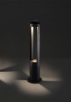 Lampa ogrodowa Monterrey LED, 1-punktowa, w kolorze czarnym. Stojąca konstrukcja z cylindrycznym korpusem, z przezroczystymi szczelinami. Emituje ciepłe światło, tworząc delikatne cienie na podłożu. Idealna do oświetlenia ogrodu lub tarasu.