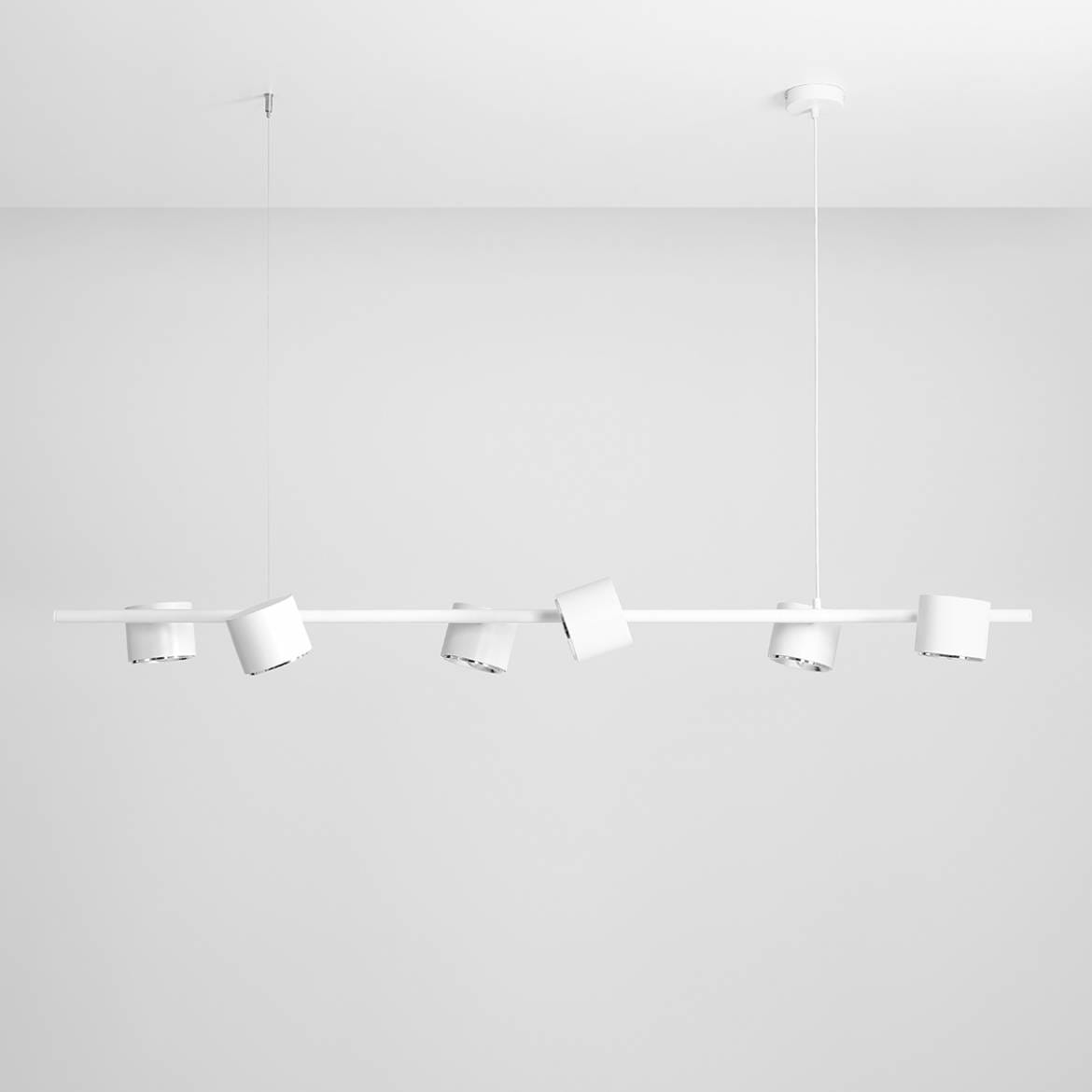 Lampa wisząca Bot 6-punktowa w kolorze białym, z prostą, poziomą belką i sześcioma cylindrycznymi źródłami światła. Ujęcie z góry, na jednolitym, jasnym tle. Elementy zawieszenia są widoczne, a lampa jest zamontowana na suficie.