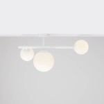 Lampa sufitowa Dione 3-punktowa w kolorze białym, z trzema okrągłymi kloszami w odcieniach bieli. Klosze zawieszone na prostym, poziomym ramieniu. Ujęcie z dołu, ukazujące cały produkt na jednolitym tle.