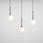 Lampa wisząca Bosso 3-punktowa w kolorze czarnym, z trzema białymi, okrągłymi kloszami, zawieszona na cienkich czarnych linkach. Klosze mają matową powierzchnię, a całość prezentuje się minimalistycznie na jasnym tle.