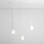 Lampa wisząca Bosso 3-punktowa w kolorze białym, zawieszona na białym stelażu. Składa się z trzech okrągłych kloszy z matowego szkła, zwisających na cienkich linkach. Produkt umieszczony na jednolitym, jasnym tle.