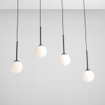 Czarna lampa wisząca Bosso 4-punktowa z czterema kulistymi kloszami w białym kolorze. Lampa zawieszona na cienkich linkach, oferująca nowoczesny design. Widok z dołu, na jednolitym tle.