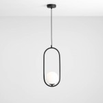 Lampa wisząca Riva 1-punktowa w kolorze czarnym, z okrągłym, białym kloszem. Produkt zawieszony na cienkim przewodzie, w minimalistycznej, owalnej ramie, montowany do sufitu. Tło jasnoszare, podkreślające nowoczesny design.