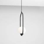 Czarna lampa wisząca Riva 1-punktowa, z okrągłym białym kloszem zawieszonym w metalowej ramie w kształcie owalu. Produkt jest umieszczony na jasnym tle, zwisający z sufitu.