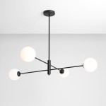 Czarna lampa wisząca Homme z czterema punktami świetlnymi, utrzymana w minimalistycznym stylu. Lampa zawieszona jest na prostym, okrągłym mocowaniu sufitowym, prezentując nowoczesny design.