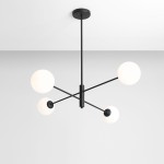 Czarna lampa wisząca Homme z czterema okrągłymi kloszami w białym kolorze, umieszczona na cienkich, prostych ramionach. Ujęcie z góry, pokazujące zawieszenie na suficie oraz symetryczny układ źródeł światła. Tło jasnoszare.