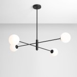 Czarna lampa wisząca Homme z czterema okrągłymi, białymi kloszami, zawieszona na cienkich metalowych ramionach. Ujęcie z góry, ukazujące minimalistyczny design i równomierne rozmieszczenie źródeł światła. Tło w jasnym, jednolitym kolorze.