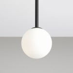 Lampa wisząca Pinne Short w kolorze czarnym, składająca się z metalowego ramienia i białej, matowej kulistej klosza. Produkt zawieszony pod kątem, na jednolitym tle, idealny do nowoczesnych wnętrz.