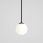 Czarna lampa wisząca Pinne Short z białym, okrągłym kloszem z matowego szkła. Ujęcie z góry, prezentujące lampę zawieszoną na cienkim przewodzie. Prosta forma, idealna do nowoczesnych wnętrz.