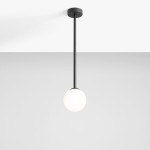 Lampa wisząca Pinne Medium z czarnym metalowym stelażem, zawieszona na długim, prostym kablu. Kulista, matowa oprawa w kolorze białym. Ujęcie frontalne, na jednolitym tle. Idealna do nowoczesnych wnętrz.
