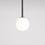 Lampa wisząca Pinne Medium w kolorze czarnym z białym, okrągłym kloszem. Zawieszona na cienkim, prostym przewodzie, prezentuje minimalistyczny design. Klosz wykonany z matowego szkła, umieszczony na metalowym uchwycie. Tło jasne, jednolite.