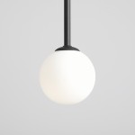 Czarna lampa wisząca Pinne Long z jedną oprawą, z okrągłym, matowym kloszem w kolorze białym. Ujęcie z góry, ukazujące detale mocowania i gładką powierzchnię klosza na szarym tle.