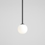 Czarna lampa wisząca Pinne Long z jednym punktem świetlnym, z długim, prostym ramieniem i okrągłą, matową białą kulą na dole. Produkt zawieszony na gładkim tle, podkreślający minimalistyczny design.