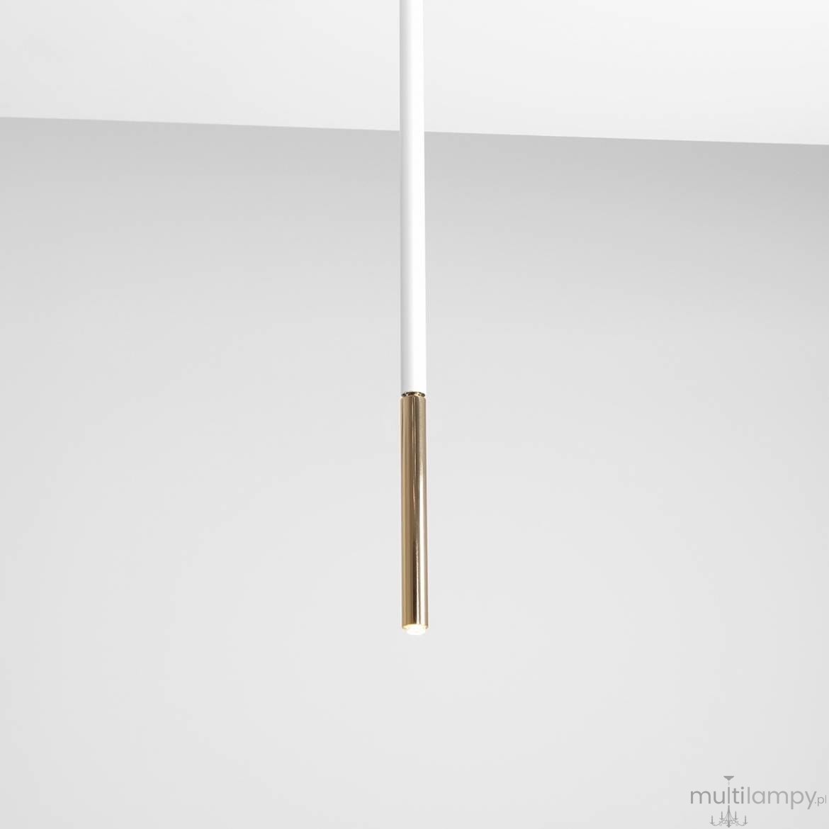 Lampa sufitowa Stick L w kolorze białym z złotym akcentem, o prostym, cylindrycznym kształcie. Zawieszona w pionie, z widocznym złotym elementem u dołu. Tło jasne, minimalistyczne, podkreślające elegancki design lampy.