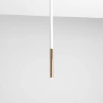 Lampa sufitowa Stick L w kolorze białym z złotym akcentem, o prostym, cylindrycznym kształcie. Zawieszona w pionie, z widocznym złotym elementem u dołu. Tło jasne, minimalistyczne, podkreślające elegancki design lampy.