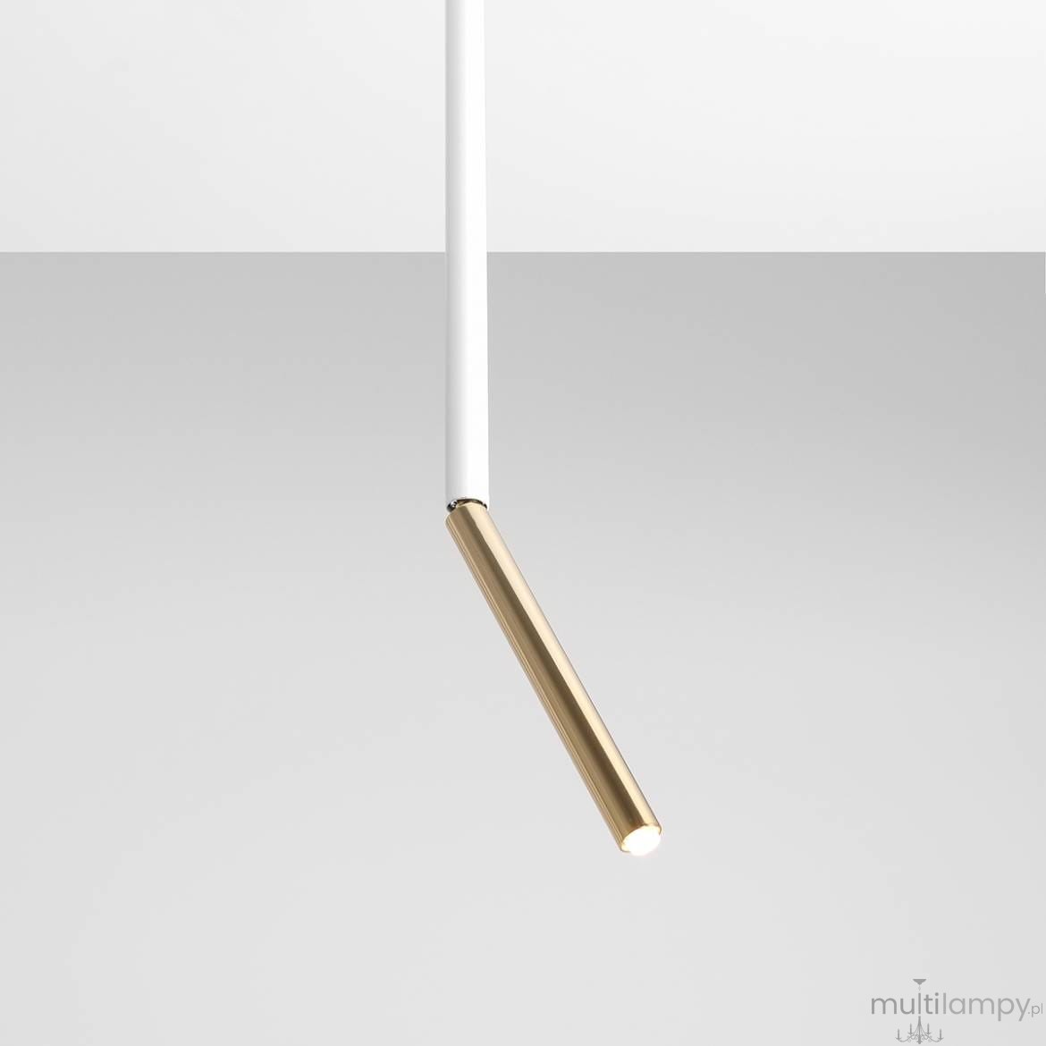 Lampa sufitowa Stick L w kolorze białym i złotym, o prostym, minimalistycznym designie. Posiada długi biały kabel oraz złoty, smukły klosz w kształcie rurki, skierowany lekko w dół. Ujęcie frontalne na jasnym tle.