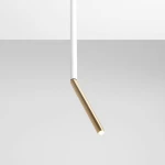 Lampa sufitowa Stick L w kolorze białym i złotym, o prostym, minimalistycznym designie. Posiada długi biały kabel oraz złoty, smukły klosz w kształcie rurki, skierowany lekko w dół. Ujęcie frontalne na jasnym tle.