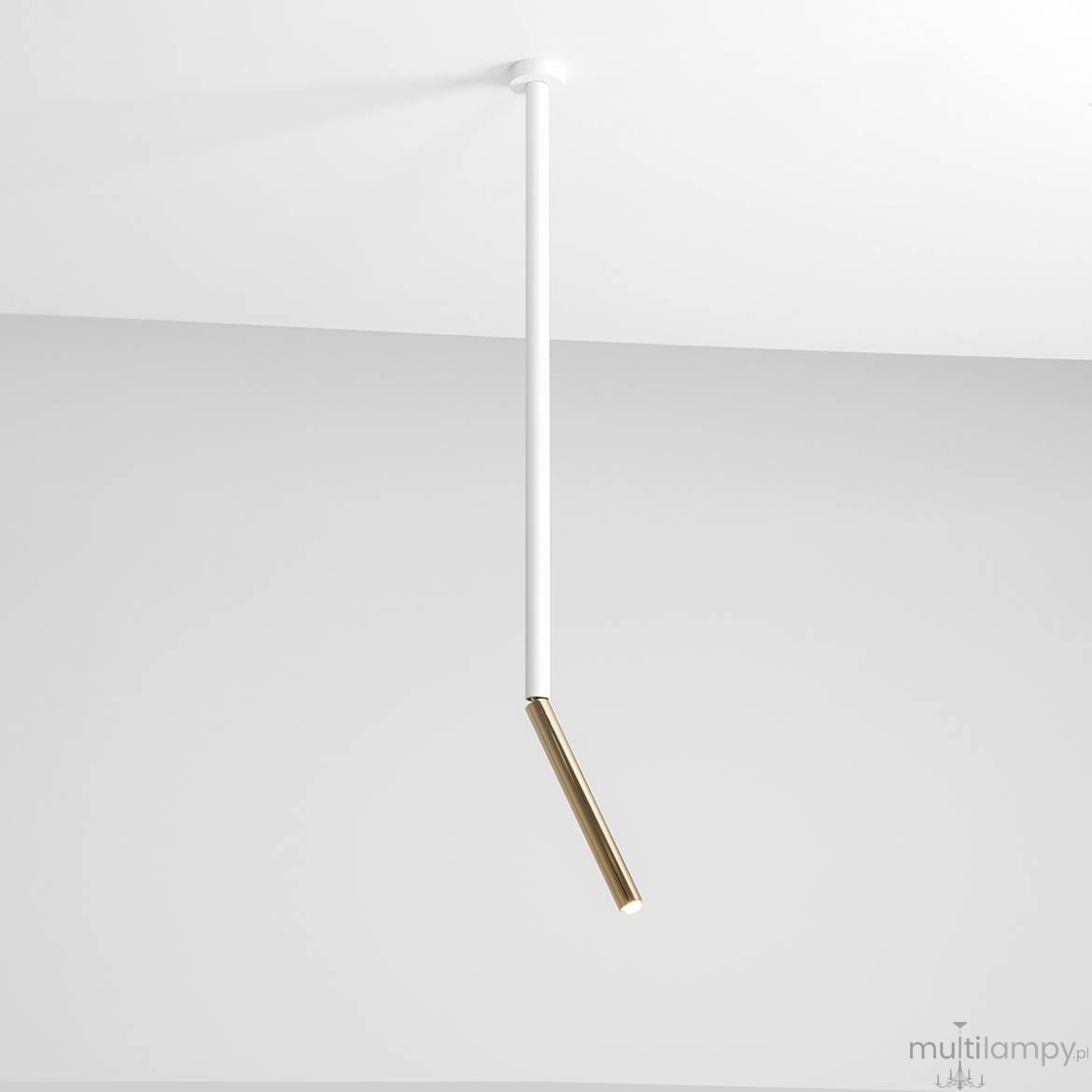 Lampa sufitowa Stick L w kolorze białym z złotym akcentem. Ma prostą, pionową konstrukcję z białym trzonem i ukośnym, złotym zakończeniem. Zawieszona w centralnej części na białym suficie, idealna do nowoczesnych wnętrz.