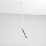 Lampa sufitowa Stick L w kolorze białym z złotym akcentem. Ma prostą, pionową konstrukcję z białym trzonem i ukośnym, złotym zakończeniem. Zawieszona w centralnej części na białym suficie, idealna do nowoczesnych wnętrz.