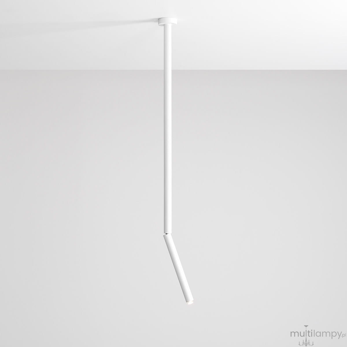 Lampa sufitowa Stick L w kolorze białym, z pojedynczym źródłem światła, zawieszona na cienkim, prostokątnym ramieniu w kształcie lekko zagiętym. Produkt umieszczony na jednolitym, jasnoszarym tle.