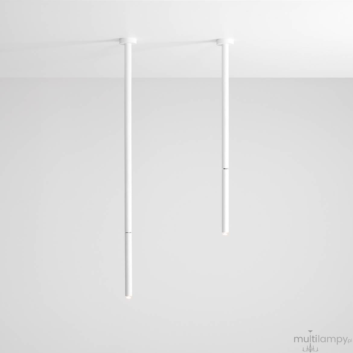 Lampa sufitowa Stick L, 1-punktowa, w kolorze białym. Dwa długie, proste ramiona zwisające z sufitu, zakończone subtelnymi źródłami światła. Minimalistyczny design na jasnym tle, idealna do nowoczesnych wnętrz.