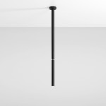 Czarna lampa sufitowa Stick M w formie jednopunktowej. Długa, cylindryczna konstrukcja z matowego materiału, zawieszona na prostym uchwycie. Widoczna jasna żarówka na końcu lampy, umieszczona w minimalistycznym otworze. Tło jasne, jednolite.
