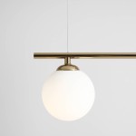 Lampa wisząca Beryl Glass 3-punktowa, złota, z okrągłym kloszem z białego szkła. Produkt zawieszony na metalowym stelażu, widoczny z przodu, w minimalistycznym stylu. Tło w jasnym odcieniu szarości.