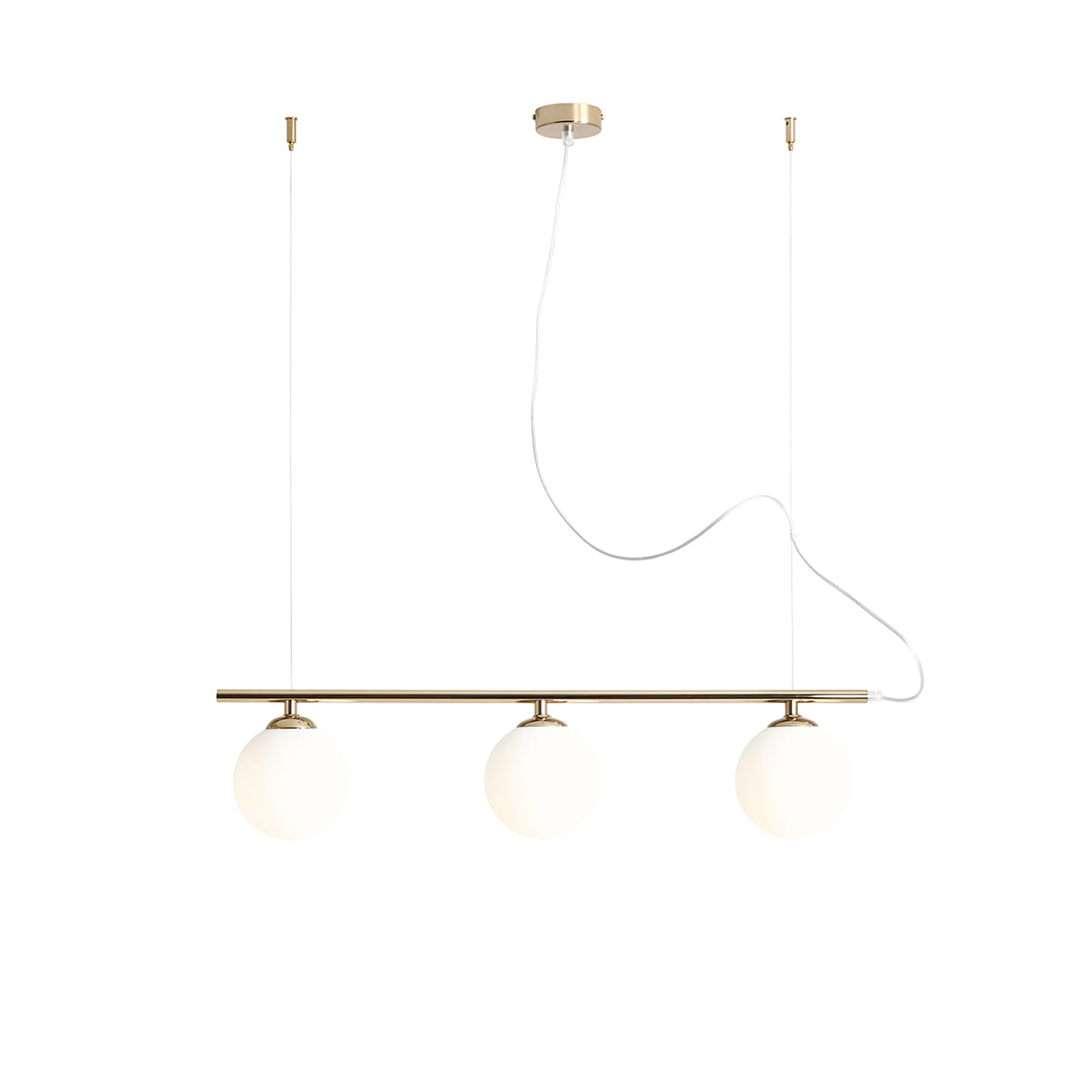 Lampa wisząca Beryl Glass 3-punktowa, złota, z trzema okrągłymi, białymi kloszami. Ujęcie frontalne, zawieszona na dwóch cienkich przewodach. Metalowy stelaż o minimalistycznym designie, idealna do nowoczesnych wnętrz.