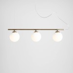 Lampa wisząca Beryl Glass 3-punktowa, złota, z trzema okrągłymi, mlecznymi kloszami. Produkt zawieszony na cienkim przewodzie, z metalowym stelażem. Prosty design na jasnym tle, idealny do nowoczesnych wnętrz.