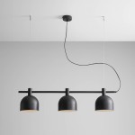 Lampa wisząca Beryl 3-punktowa o czarnym, matowym wykończeniu. Składa się z trzech okrągłych kloszy zawieszonych na poziomej metalowej rurze. Ujęcie z dołu, wisząca konstrukcja z widocznym kablem. Tło jasnoszare, minimalistyczne.