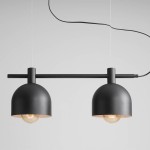 Czarna lampa wisząca Beryl z dwoma punktami świetlnymi, umieszczona na poziomej rurze. Klosze mają półkulisty kształt i matowe wykończenie. Lampa zawieszona na cienkim przewodzie, na tle jednolitej, jasnej powierzchni.