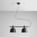 Lampa wisząca Beryl 2-punktowa w kolorze czarnym, z dwiema okrągłymi, matowymi osłonami. Utrzymana w minimalistycznym stylu, zamontowana na stalowej rurze, z przewodem elektrycznym zawieszonym w artystyczny sposób.