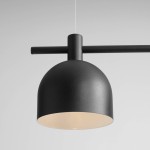 Lampa wisząca Beryl 2-punktowa w kolorze czarnym, z matową, zaokrągloną czaszą i prostą, poziomą belką. Ujęcie z góry, pokazujące detal konstrukcji i oświetlenia wewnętrznego. Idealna do nowoczesnych wnętrz.