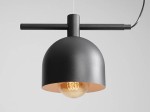 Lampa wisząca Beryl 1-punktowa w kolorze czarnym. Okrągły klosz o matowej fakturze z miedzianym wnętrzem, zawieszony na prostym, poziomym uchwycie. Widoczna żarówka w stylu retro. Ujęcie z góry, na jednolitym tle.