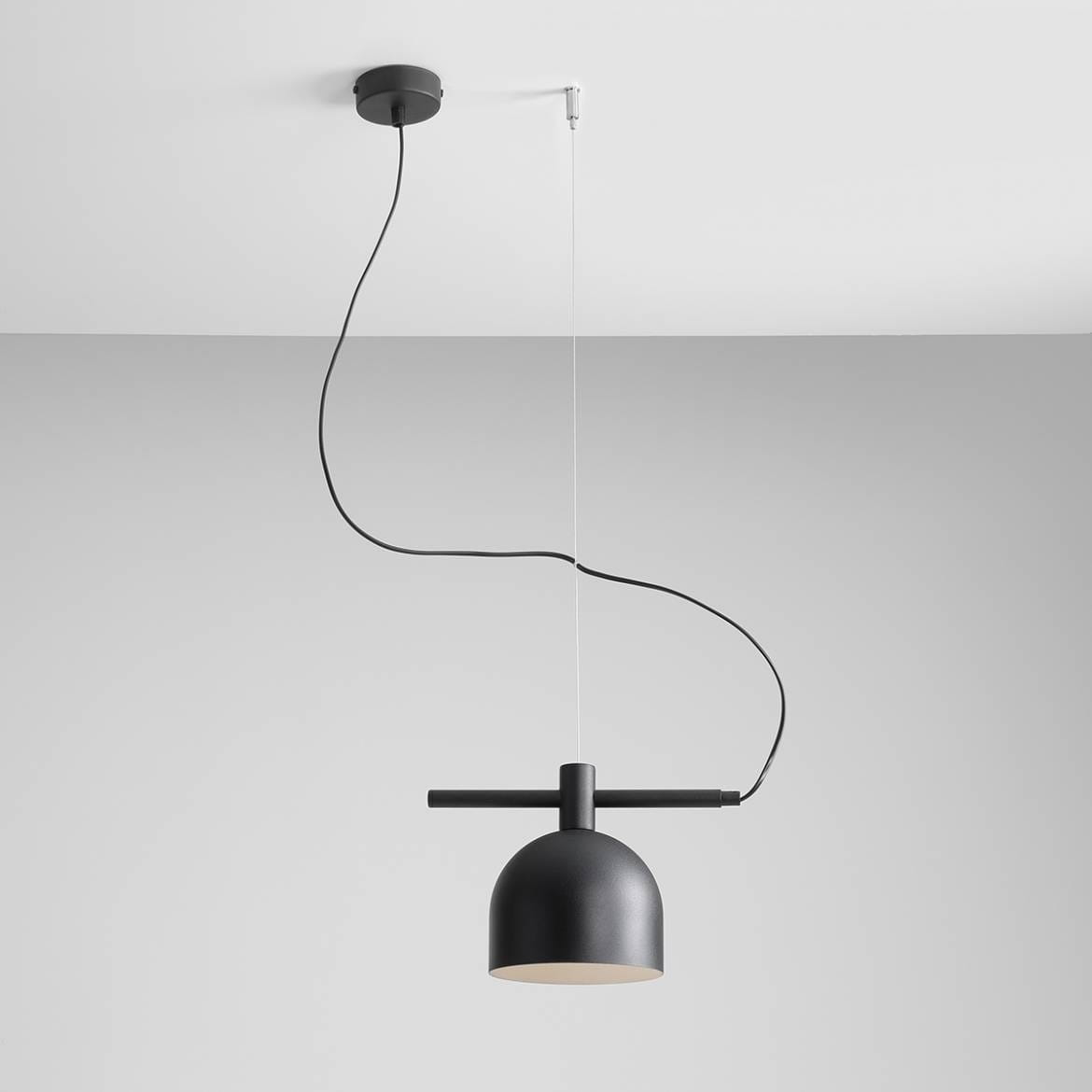 Lampa wisząca Beryl 1-punktowa w kolorze czarnym, z okrągłym kloszem i metalową konstrukcją. Zawieszona na cienkim, czarnym przewodzie, z minimalistycznym designem. Ujęcie z dołu, pokazujące szczegóły wzoru i kształtu.