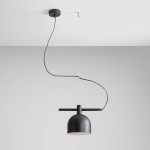 Lampa wisząca Beryl 1-punktowa w kolorze czarnym, z okrągłym kloszem i metalową konstrukcją. Zawieszona na cienkim, czarnym przewodzie, z minimalistycznym designem. Ujęcie z dołu, pokazujące szczegóły wzoru i kształtu.