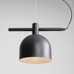 Lampa wisząca Beryl 1-punktowa o czarnej, matowej powierzchni. Posiada okrągły klosz z otwartym dnem, zawieszony na cienkim kablu, z poziomym wspornikiem. Idealna do nowoczesnych wnętrz.
