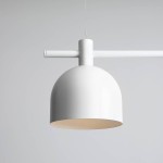 Biała lampa wisząca 3-punktowa Beryl, z okrągłym kloszem i prostą metalową konstrukcją. Produkt zawieszony na cienkim przewodzie, z minimalistycznym designem. Widoczny gładki, matowy wykończenie.