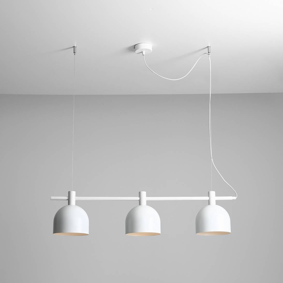Lampa wisząca Beryl 3-punktowa w kolorze białym. Posiada trzy okrągłe klosze zawieszone na poziomej rurze. Klosze mają matowe wykończenie, a lampa jest zamontowana na białym suficie. Kabel zasilający widoczny z góry.