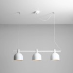 Lampa wisząca Beryl 3-punktowa w kolorze białym. Posiada trzy okrągłe klosze zawieszone na poziomej rurze. Klosze mają matowe wykończenie, a lampa jest zamontowana na białym suficie. Kabel zasilający widoczny z góry.