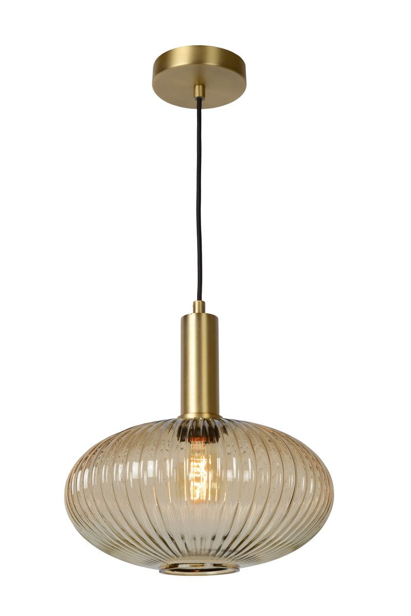 Lampa wisząca Maloto 1-punktowa w kolorze bursztynowym z mosiężnym wykończeniem. Posiada szklaną, żebrowaną klosz o okrągłym kształcie, zawieszona na czarnym kablu. Ujęcie z dołu, ukazujące detal konstrukcji i źródło światła.