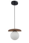 Lampa wisząca 1-punktowa w kolorze czarnym z kulistym, matowym kloszem oraz drewnianą podstawą. Zamontowana na cienkim, czarnym przewodzie. Prezentowana z przodu na białym tle.
